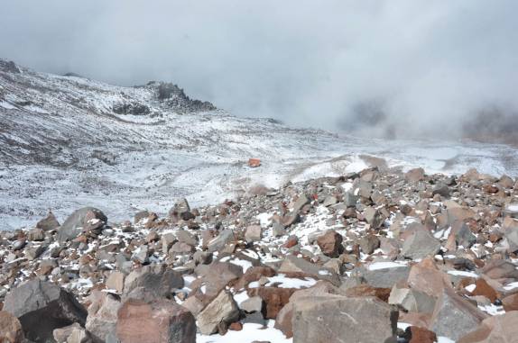 Chegando de volta ao refúgio Whymper, a mais de 5 mil metros de altitude, no Chimborazo - Equador